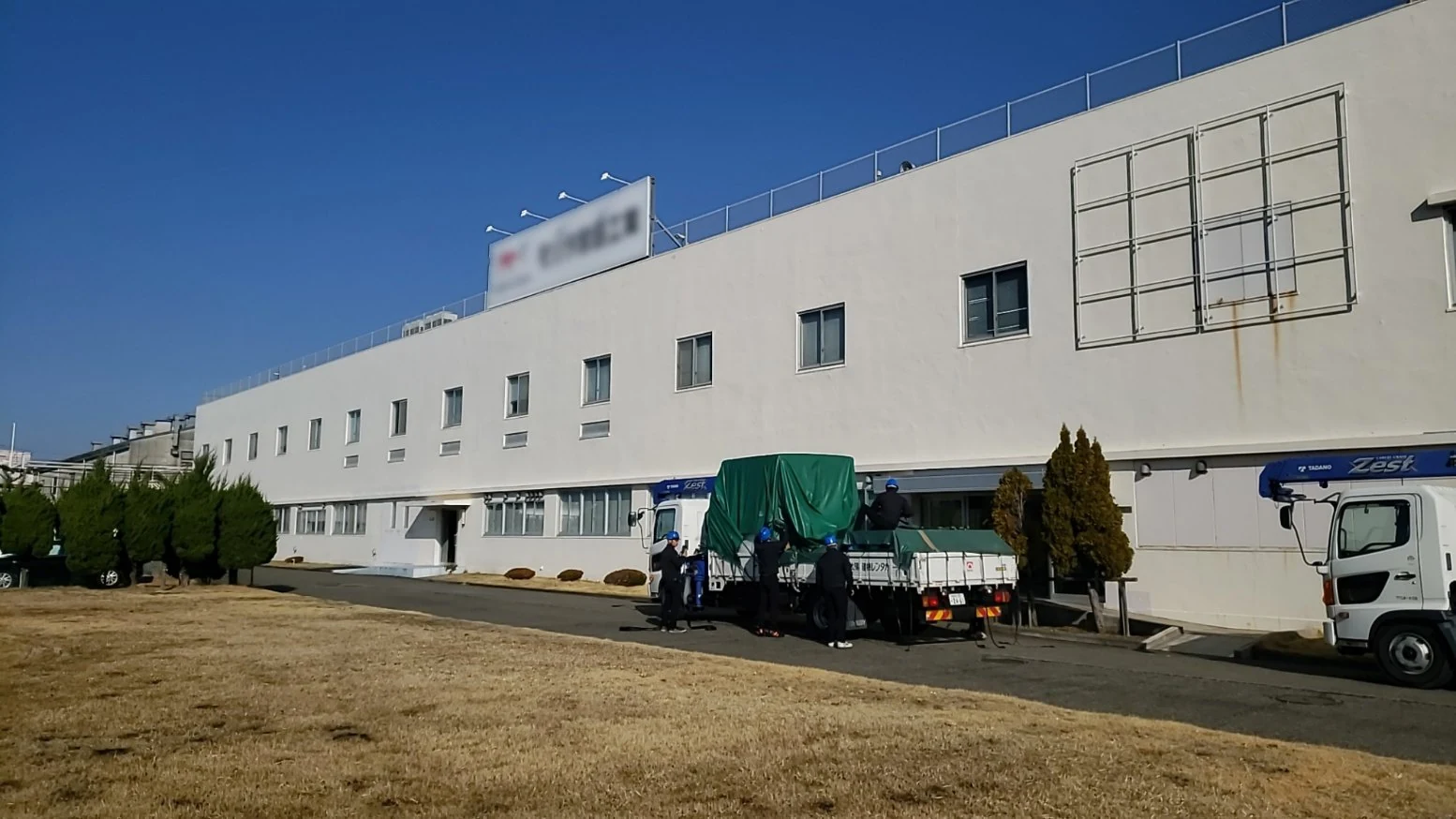 工場のショールームへ、分割搬入で組み上げ 施工写真1